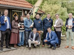 Ermelose en Gelderlandse SGP op werkbezoek bij p(r)achtboerderij in Leuvenum
