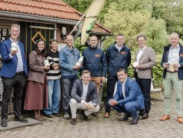 Ermelose en Gelderlandse SGP op werkbezoek bij p(r)achtboerderij in Leuvenum