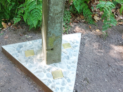 Drie Stolpersteine onthuld op Landgoed Leuvenum