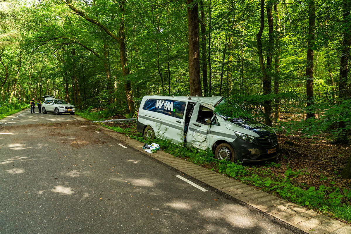 Bestelbus botst tegen boom na uitwijkmanoeuvre in Ermelo