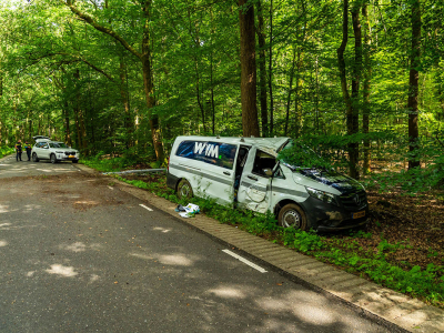 Bestelbus botst tegen boom na uitwijkmanoeuvre in Ermelo