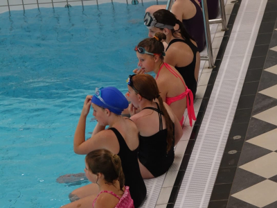 Spetterende afsluiting van het synchroonzwemseizoen
