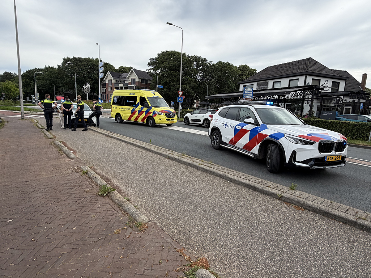 Meisje op fiets aangereden door auto en raakt gewond