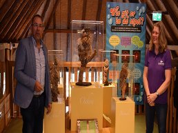 Uilenexpositie officieel geopend bij Stichting Schapedrift
