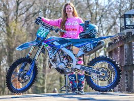 Oldebroekse Kaylee rijdt zich op Zwarte Cross naar podium naast wereld- en Europees kampioene