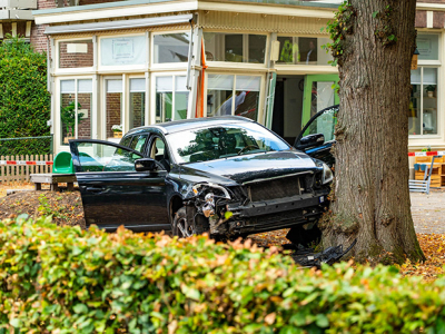 Auto rijdt door tuin van kinderdagverblijf en botst tegen pand in Ermelo