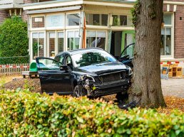 Auto rijdt door tuin van kinderdagverblijf en botst tegen pand in Ermelo