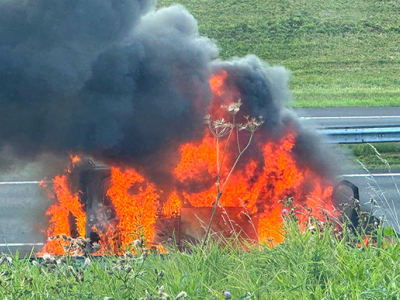 Werkbusje volledig uitgebrand op A28 bij Putten