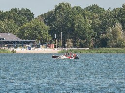 Boot zinkt op Wolderwijd, opvarende met hulp van omstander uit water