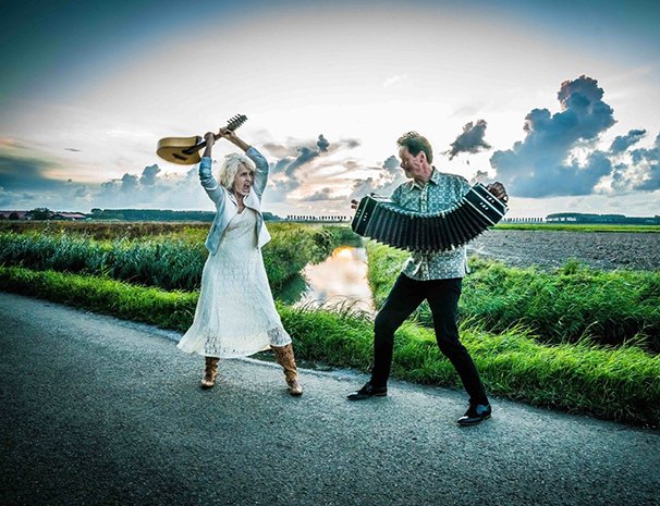 Leoni Jansen en Carel Kraayenhof melancholisch in de polder