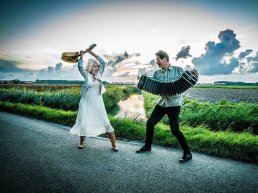 Leoni Jansen en Carel Kraayenhof melancholisch in de polder