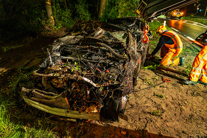 Auto slaat over de kop en vliegt in brand op Leuvenumseweg, slachtoffer met spoed naar ziekenhuis