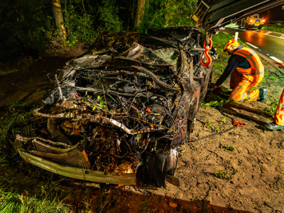 Auto slaat over de kop en vliegt in brand op Leuvenumseweg, slachtoffer met spoed naar ziekenhuis