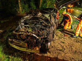 Auto slaat over de kop en vliegt in brand op Leuvenumseweg, slachtoffer met spoed naar ziekenhuis