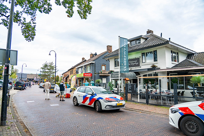 DSI valt met harde knallen bovenwoning in Garderen binnen, man aangehouden en met ambulance afgevoer