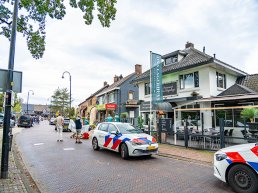 DSI valt met harde knallen bovenwoning in Garderen binnen, man aangehouden en met ambulance afgevoerd
