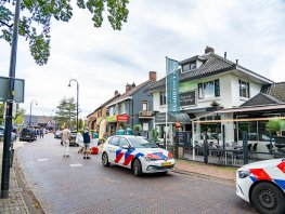 DSI valt met harde knallen bovenwoning in Garderen binnen, man aangehouden en met ambulance afgevoerd