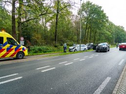 Flinke schade bij kop-staartbotsing op Putterweg in Ermelo, inzittende naar ziekenhuis 