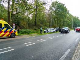 Flinke schade bij kop-staartbotsing op Putterweg in Ermelo, inzittende naar ziekenhuis 